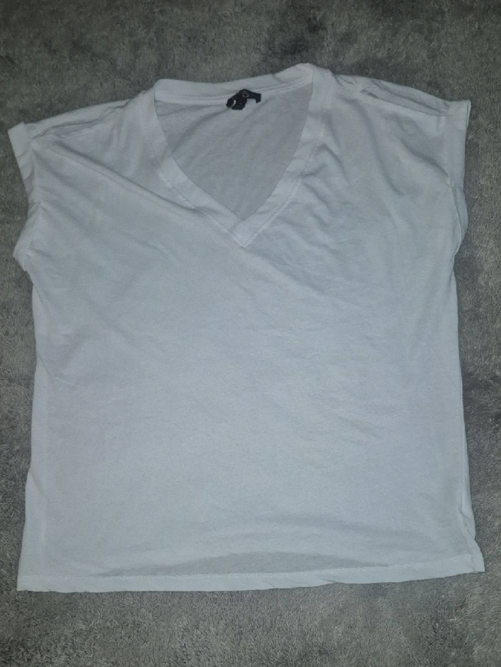 Jessica Simpson White V-Neck Short Sleeve Tee - Picture 6 of 7